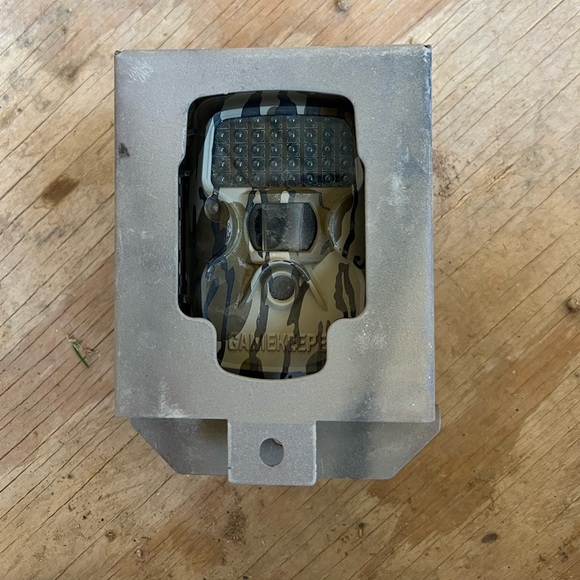 Game camera and lock box - Picture 2 of 4